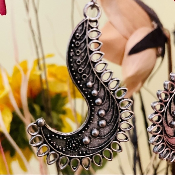 Unique Vintage  Style Silver Tone Woman's Statement Earrings - Picture 4 of 6